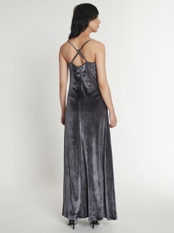 Robe 'Anaria' Ana Alcazar en gris