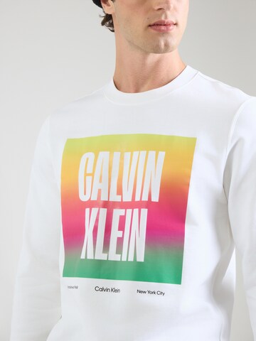 Sweat-shirt 'PRIDE' Calvin Klein Jeans en blanc