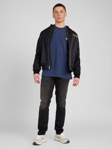 Tricou 'Chase' de la Carhartt WIP pe albastru