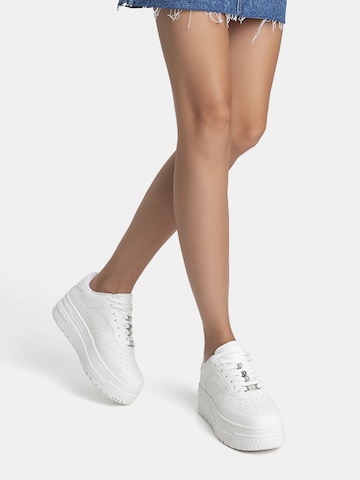 Bershka Tenisky – bílá: přední strana