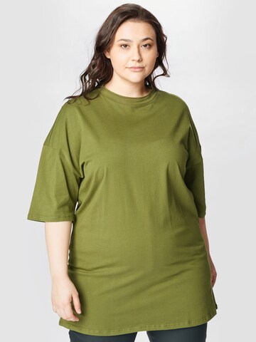 Missguided Plus Shirt in Green: front