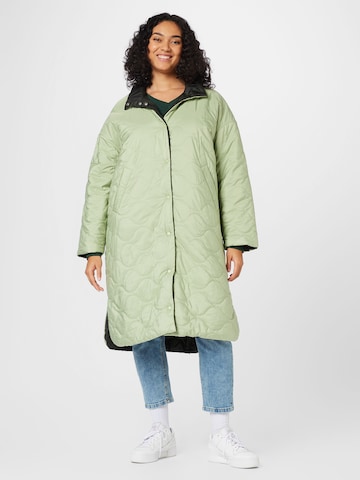 Vero Moda Curve Tussenmantel 'ESTHER' in Groen: voorkant