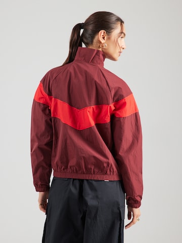 Nike Sportswear Φθινοπωρινό και ανοιξιάτικο μπουφάν σε κόκκινο