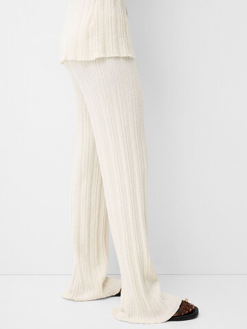 Flared Pantaloni di Bershka in bianco
