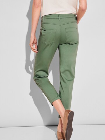 Coupe slim Pantalon chino 'Yulius' STREET ONE en vert