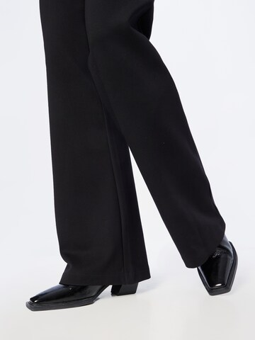 Flared Pantaloni di DKNY in nero
