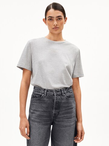 T-shirt ARMEDANGELS en gris : devant