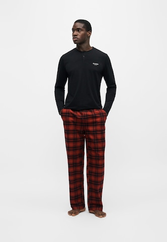 Pijama lungă 'MATT' de la GUESS pe roșu