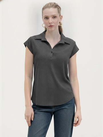 Bigdart Blouse in Grey: front