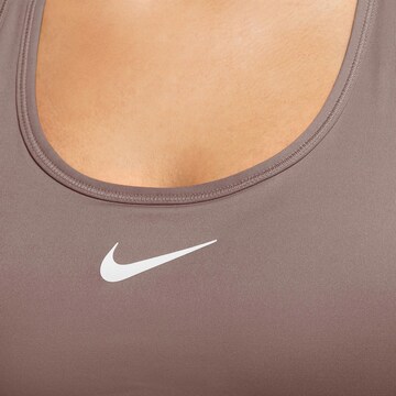 NIKE Bustier Sport bh 'Swoosh' in Bruin