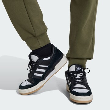 Effilé Pantalon ADIDAS ORIGINALS en vert