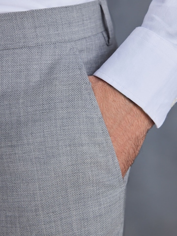 Regular Pantalon à plis Next en gris