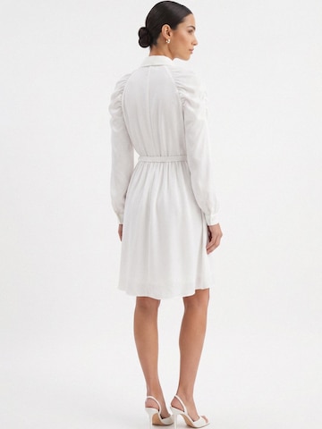 Abito 'Gathered Raglan Sleeve Viscose Midi Shirt Dress With Belt' di AVENUE N°29 in bianco