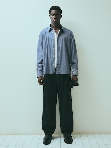 Bershka Baggy Cargo trousers in Black: front