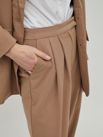 Tapered Pantaloni con pieghe 'VIBrienne' di VILA in marrone