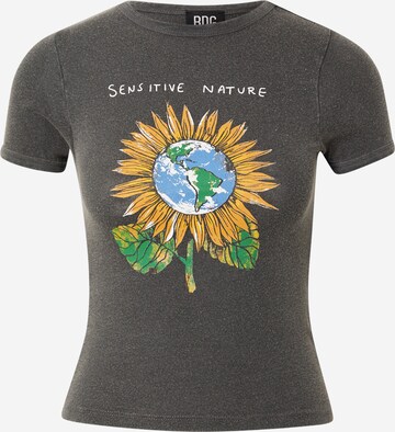 BDG Urban Outfitters Shirt 'SENSITIVE NATURE BABY' in Grijs: voorkant