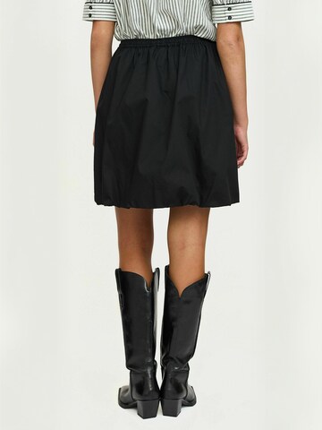 Gonna ' SRDream ' di Soft Rebels in nero: dietro