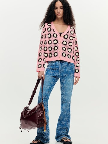 Geacă tricotată de la Desigual pe roz