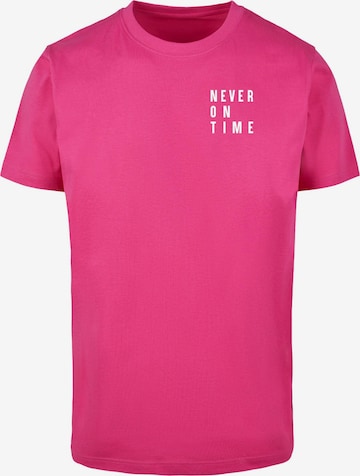 Merchcode T-shirt 'Never On Time' i rosa: framsida