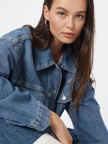 LEVI'S ® Between-Season Jacket 'Cropped Loose Trucker' in Blue