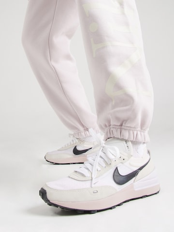 Nike Sportswear - Tapered Pantalón 'Phoenix Fleece' en lila