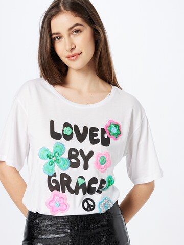 Tricou 'Loved by grace' de la Grace pe alb: față