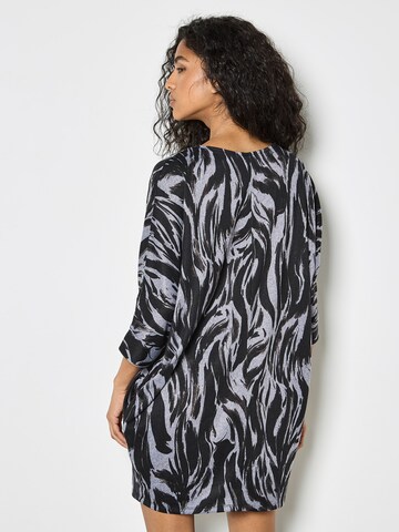 Robe Apricot en gris