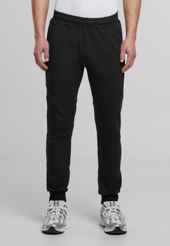 Mister Tee Tapered Hose in Schwarz: Vorderseite