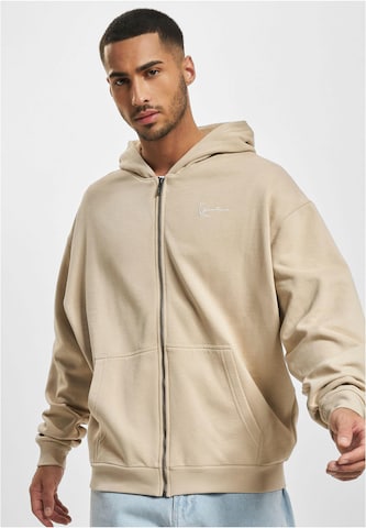 Karl Kani Collegetakki värissä beige: edessä