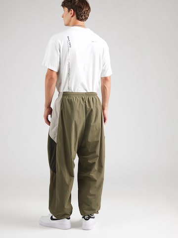 Tapered Pantaloni 'CLUB' de la Nike Sportswear pe verde