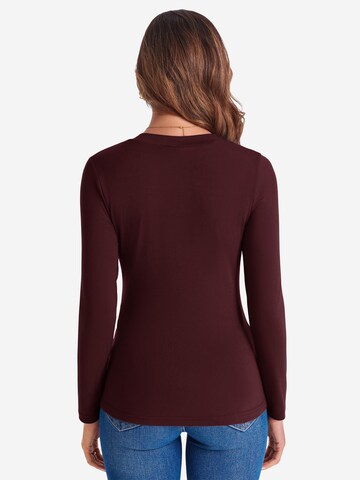 Tricou de la Imily Bela pe roșu: spate