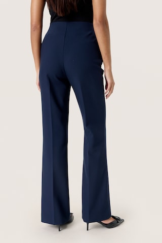SOAKED IN LUXURY Flared Bügelfaltenhose 'Corinne  ' in Blau