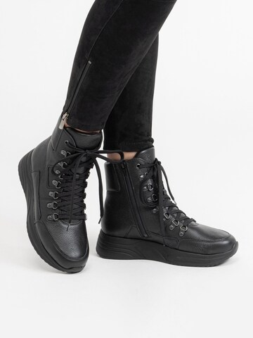 VITAFORM Lace-Up Boots in Black