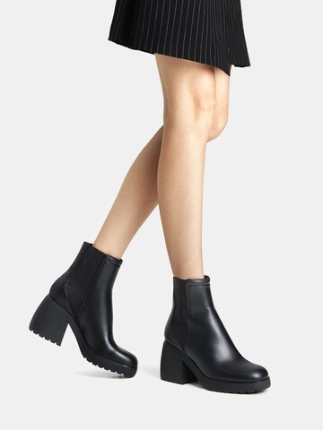 Bershka Chelsea boots in Black: front