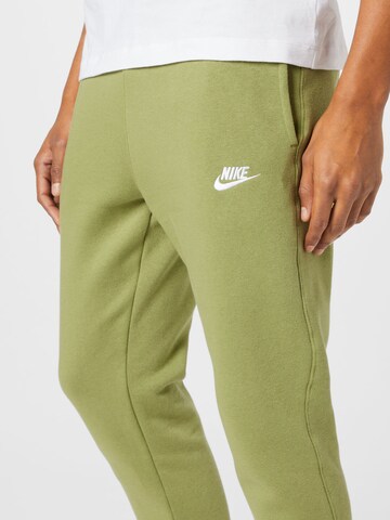 Nike SportswearTapered Hlače 'Club Fleece' - zelena boja