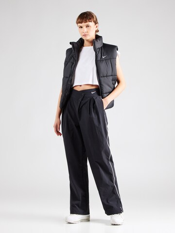Largi Pantaloni cutați de la Nike Sportswear pe negru