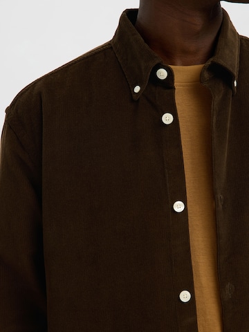 SELECTED - Ajuste regular Camisa 'SLHDANNI' en marrón