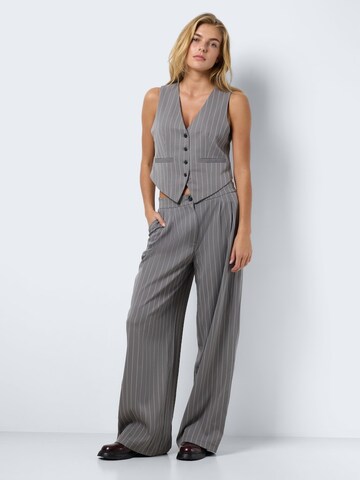 Noisy may Weste 'NMVERA' in Grau