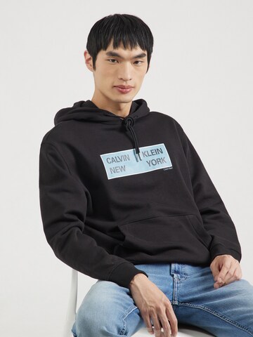 Calvin Klein Jeans Свитшот в Черный: спереди