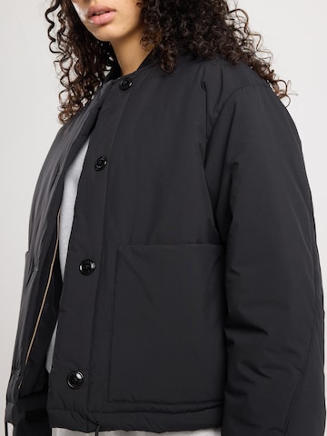 America Today Tussenjas in Zwart