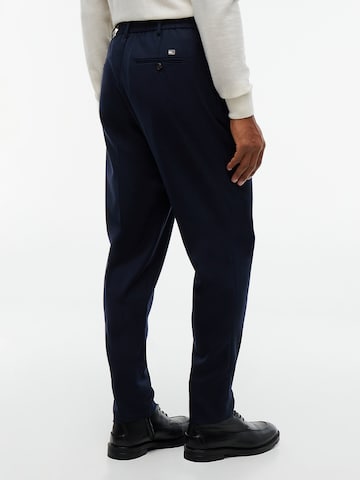 TOMMY HILFIGER Tapered Bandplooibroek 'New York Label' in Blauw