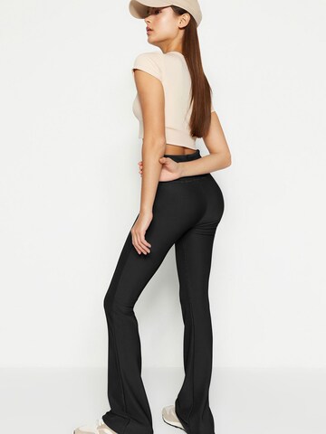 Trendyol Flared Sporthose in Schwarz