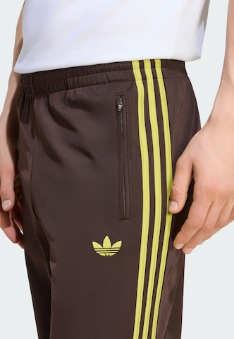 ADIDAS ORIGINALS - Regular Calças 'Firebird' em castanho