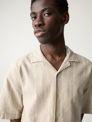Comfort fit Camicia di Pull&Bear in beige