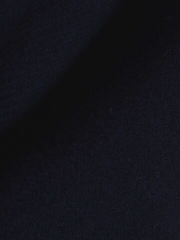 Andrew James Strickweste in Blau
