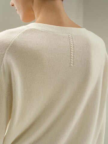 Lilysilk - Jersey 'Baby-Kaschmir Pullover mit V-Ausschnitt' en blanco