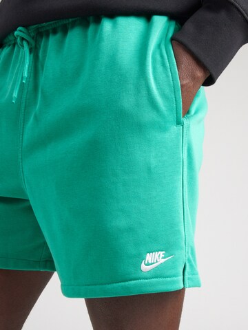 Loosefit Pantalon 'Club' Nike Sportswear en vert