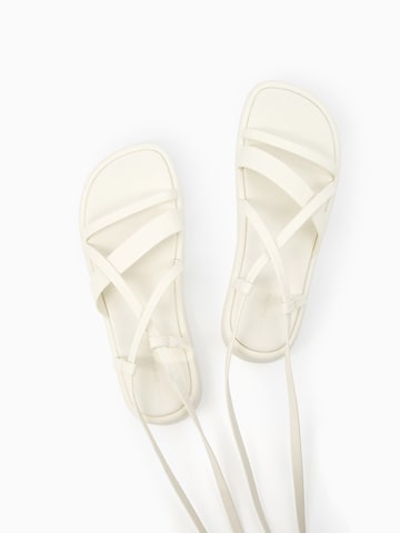 Bershka Sandalen met riem in Wit