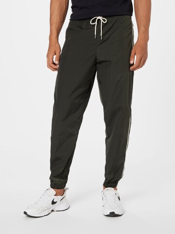 Effilé Pantalon Nike Sportswear en vert : devant