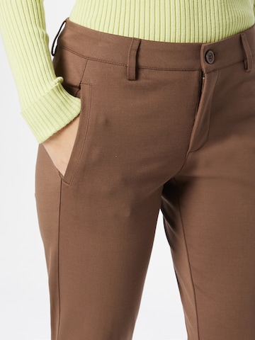 Coupe slim Pantalon chino 'Tessa' Fransa en marron